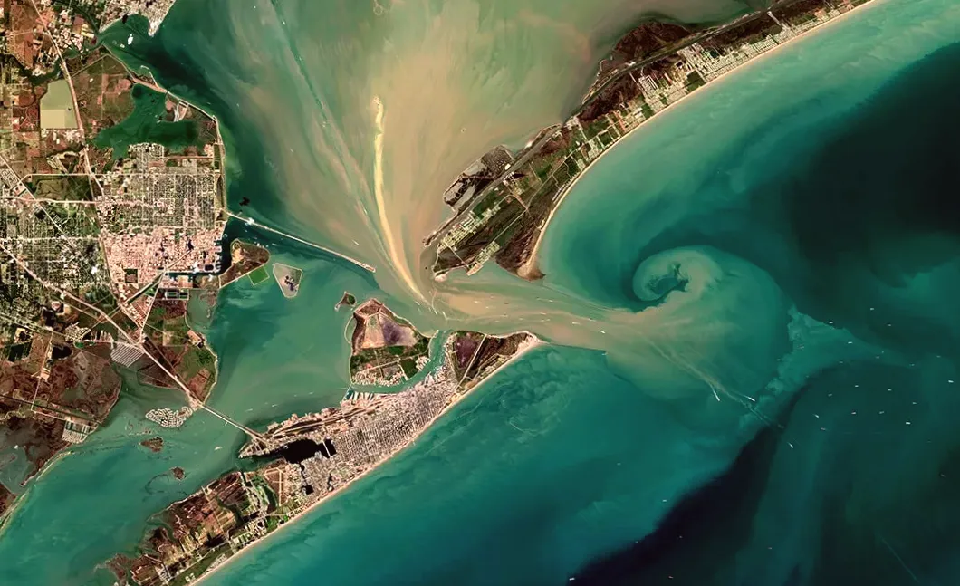 Mexican Navy plane crashes off Texas coast, multiple fatalities reported as recovery effort underway