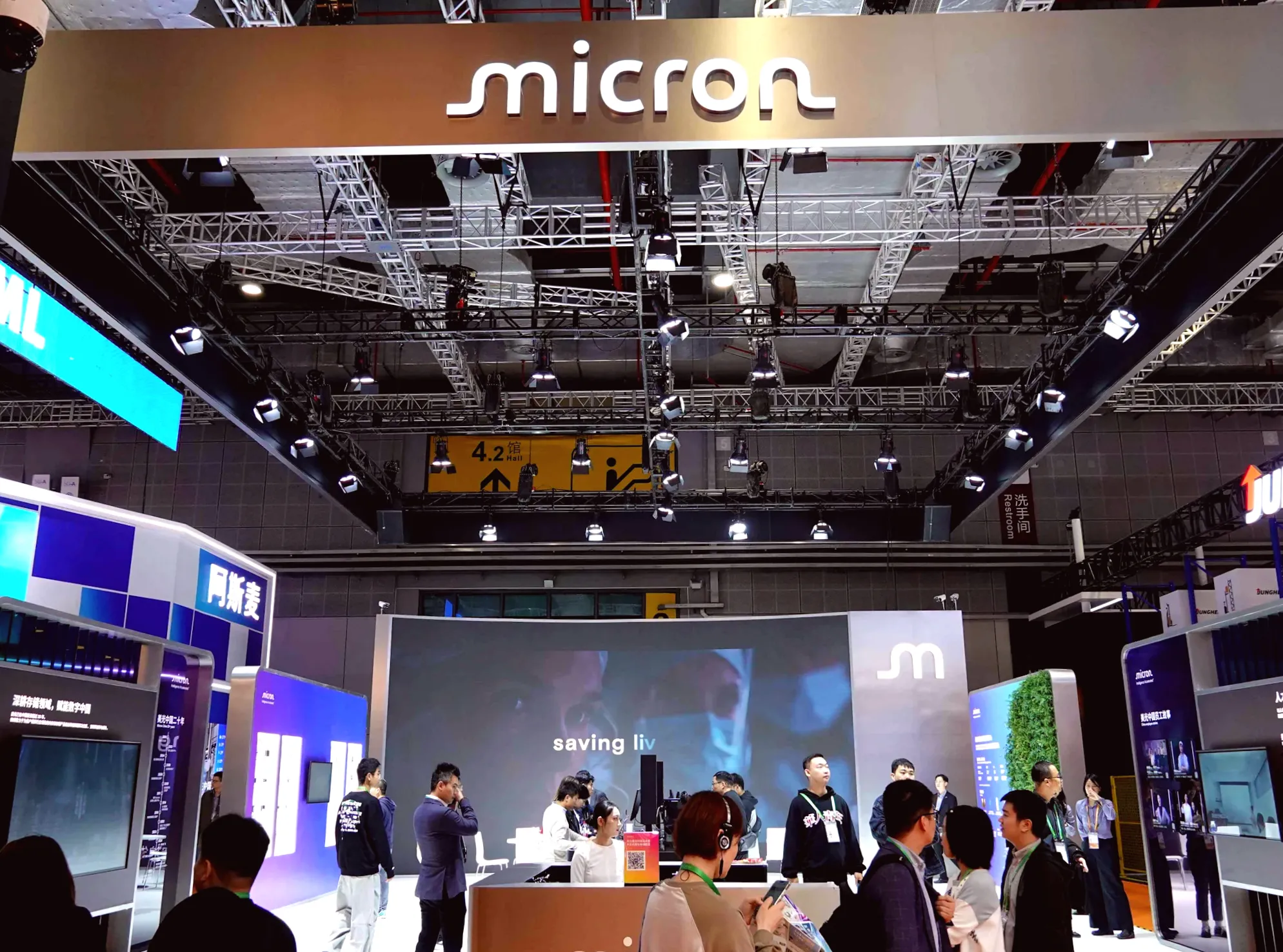 Not all AI Stocks are Dropping: Micron Sees Increase in Value due to Strong Earnings