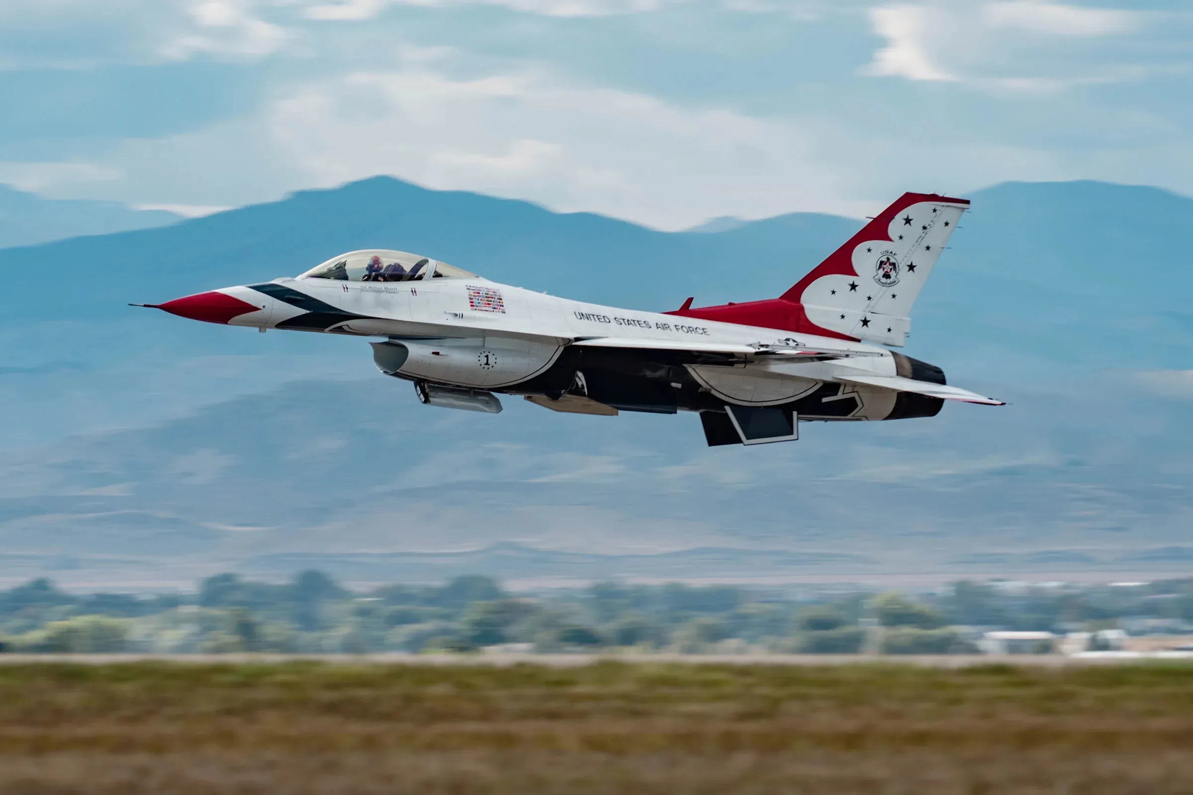 Air Force pilot successfully ejects before F-16 crashes in California