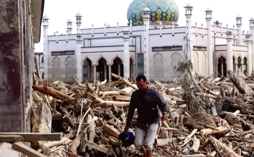Over 900 people killed in devastating Indonesia floods