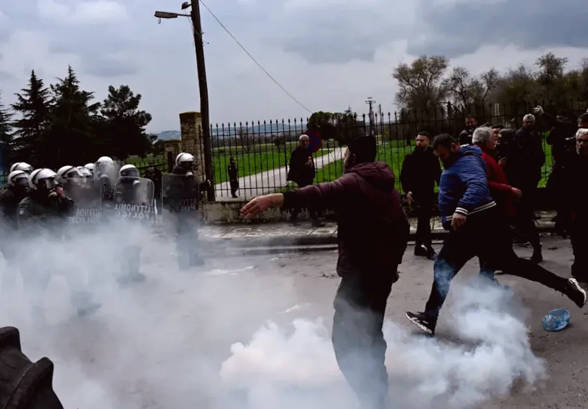 Greek police use tear gas on farmers protesting and threatening to block airport
