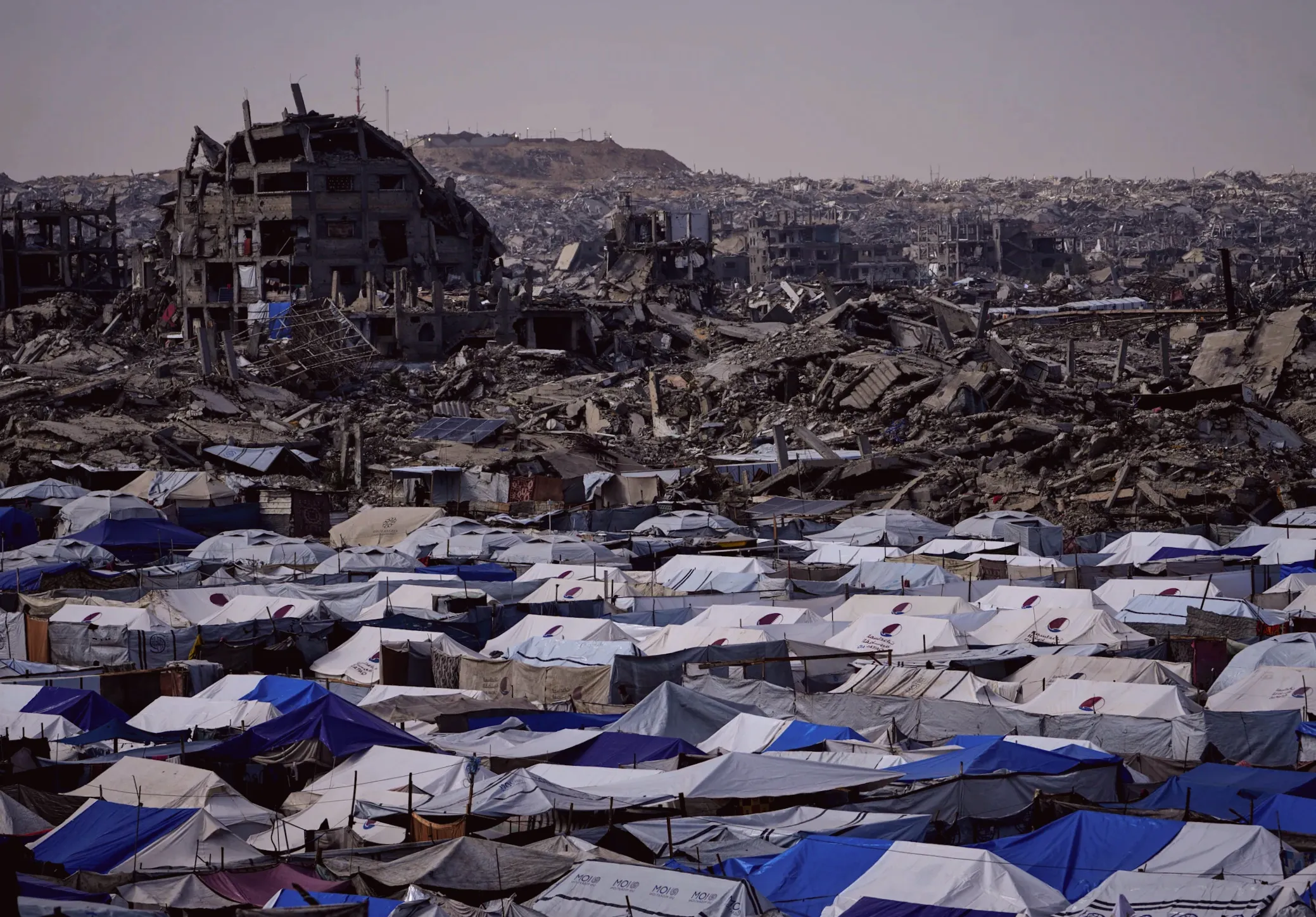 Qatari leader warns that the Gaza ceasefire is in a critical moment