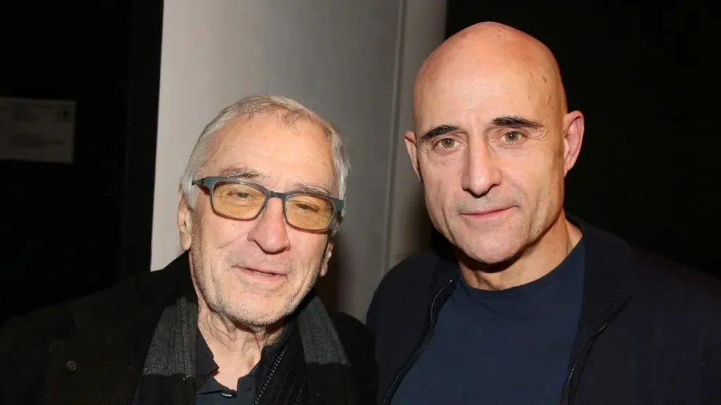 Robert De Niro Required to Wear an Arm Sling for This Cause