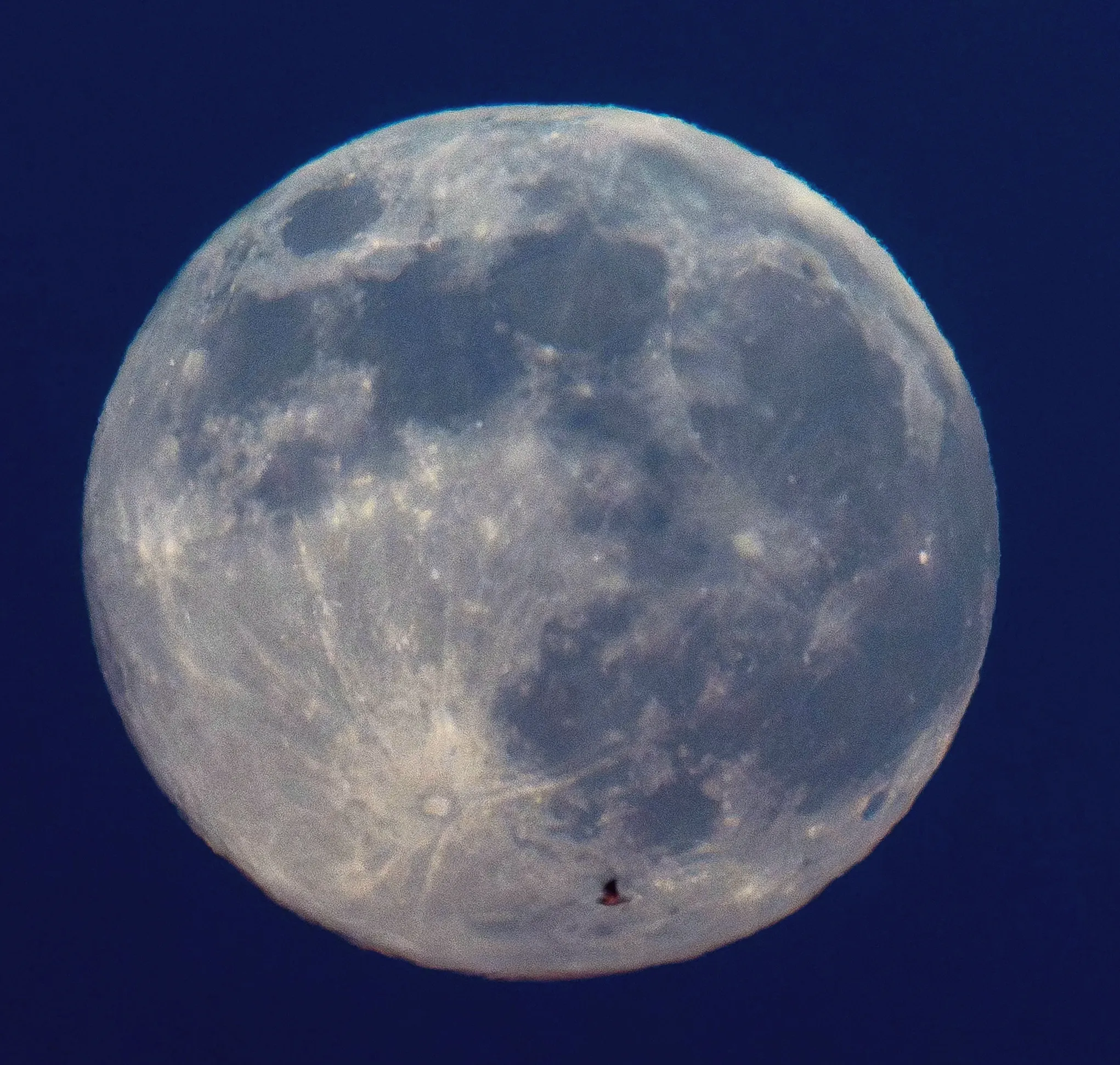 Duration of a full moon: December supermoon still visible