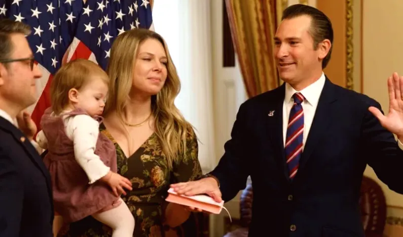 Speaker Johnson administers oath to Matt Van Epps following Tennessee special election