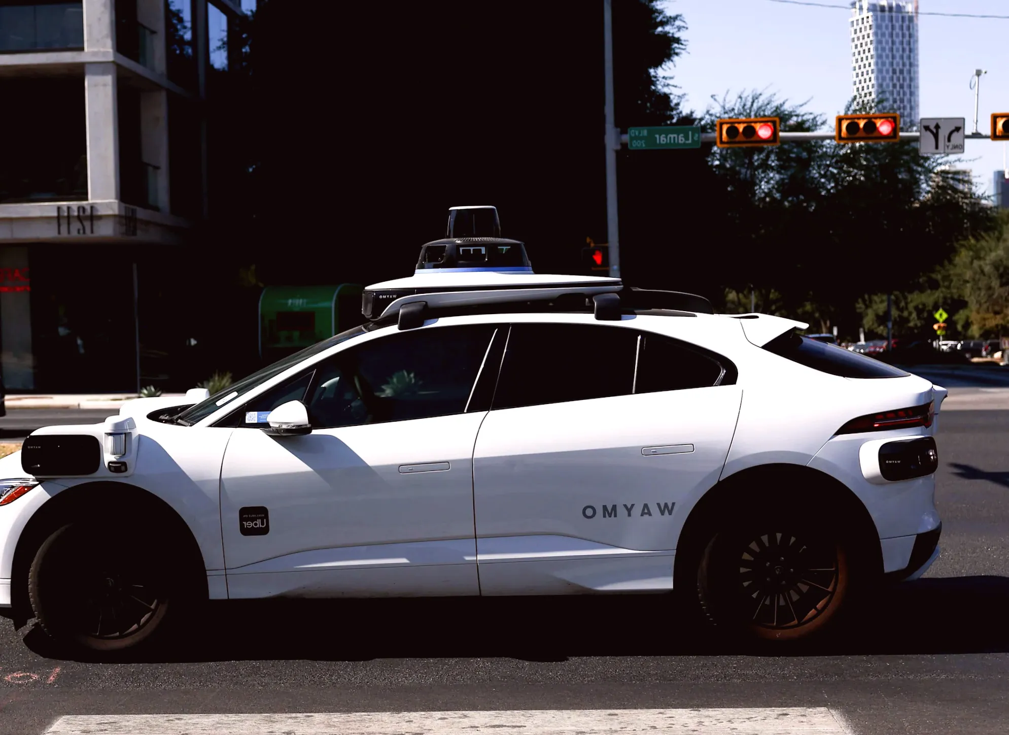Officials widen investigation into Waymo regarding self-driving taxis operating near buses