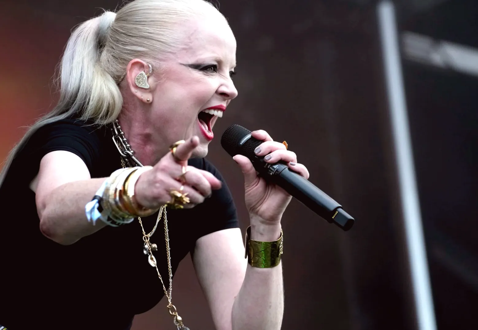 Shirley Manson of Garbage Dislikes the Treatment of Musicians Today — and Also, Beach Balls