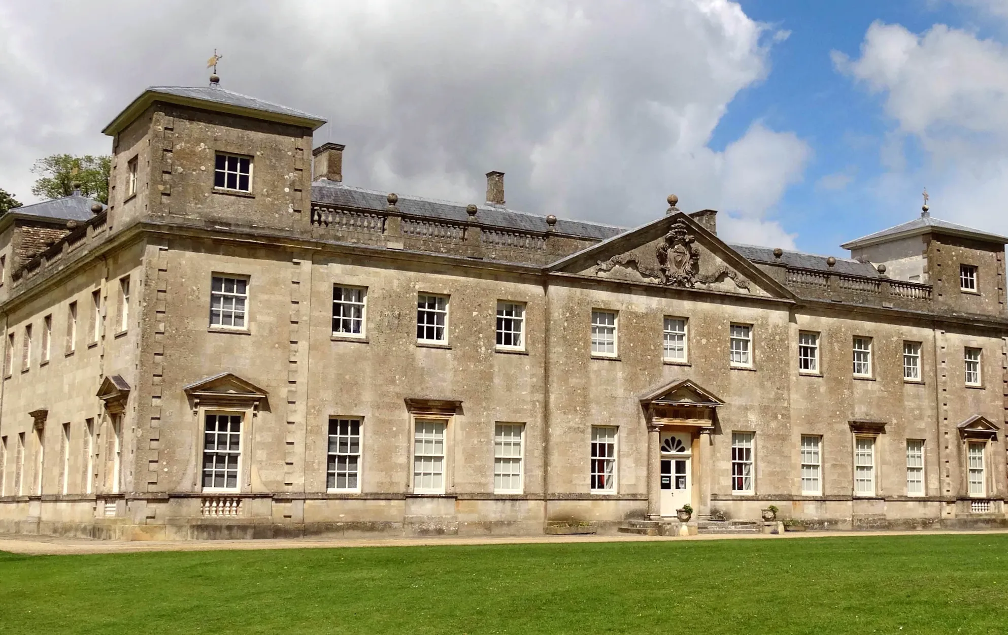 School students might receive education at a grand mansion