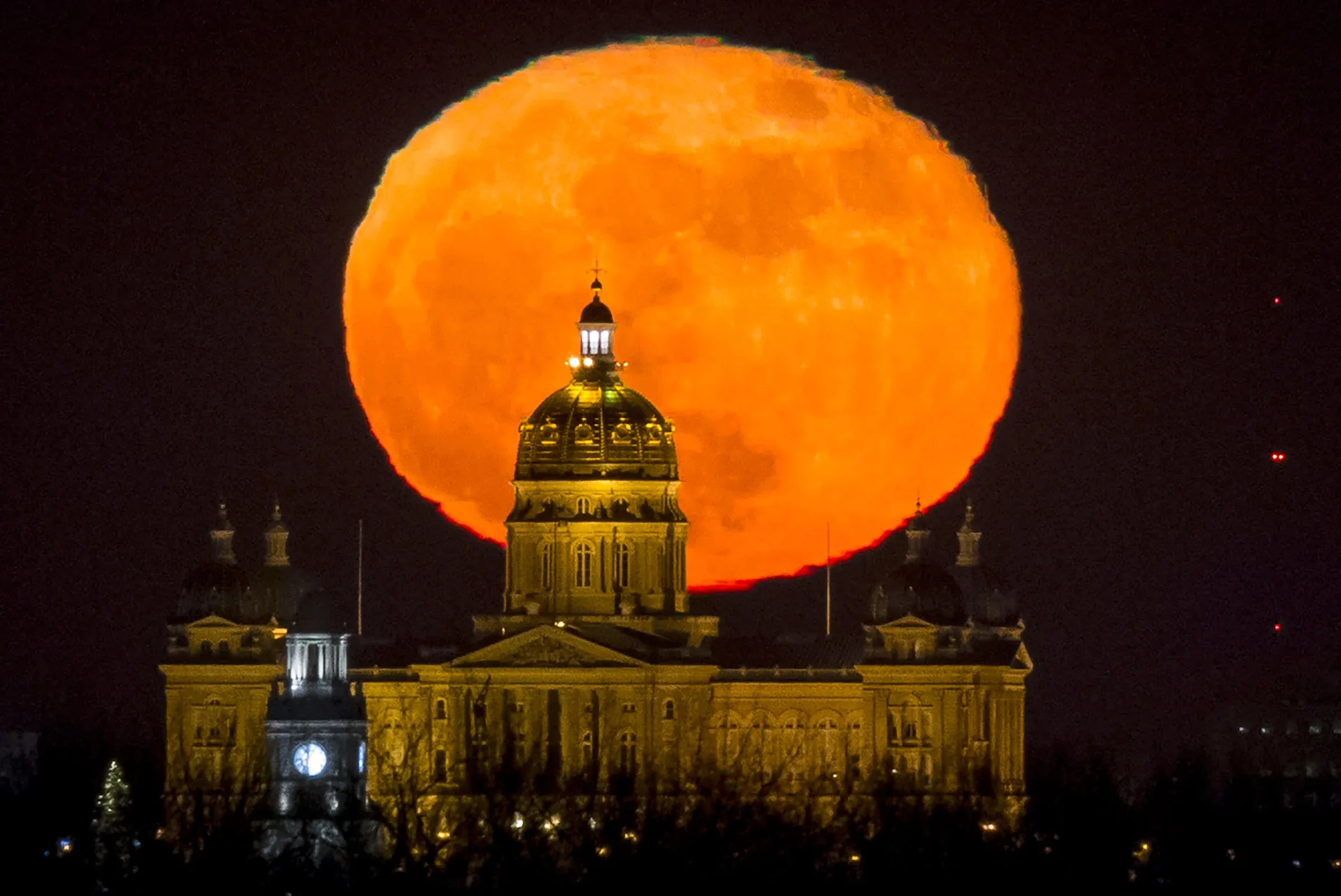 When to view Iowa's last full moon of 2025, December's cold moon