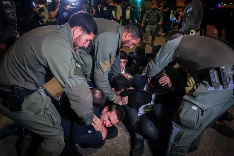 Protesters in Ramat Gan attack troops detaining draft-dodging yeshiva students, leading to violent clashes