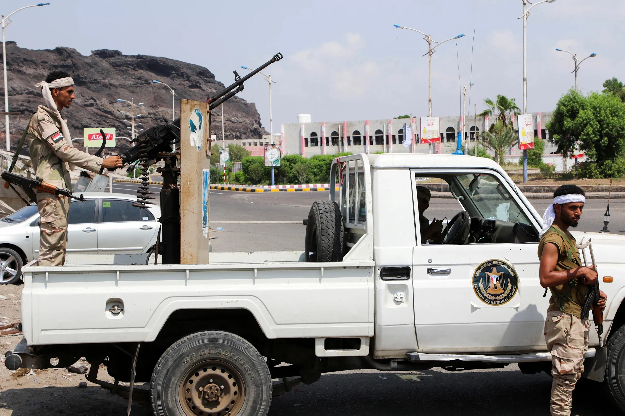 Armed conflicts between Yemeni military and southern separatists erupt