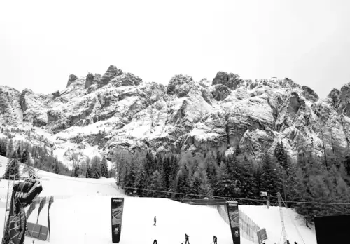 Lindsey Vonn prepares for first Olympic downhill training run to assess injured knee