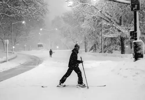 Major Nor'easter Hits East Coast, Causes 5,000+ Flight Cancellations, States Declare Emergencies