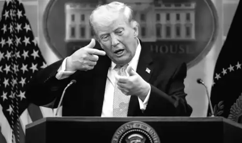 Donald Trump Issues New Warning to Iran as Strait of Hormuz Reopens