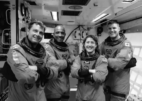 Human space travel captivates audiences when focused on people due to its dangers: from 'Project Hail Mary' to Artemis II.