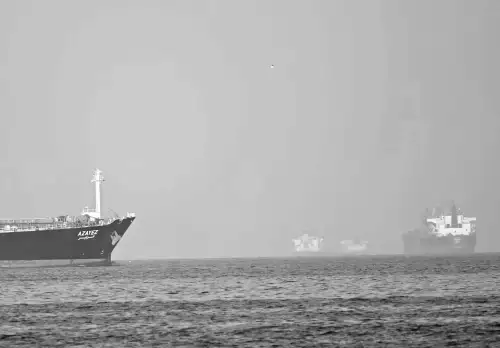 Starmer and Trump discuss military options for Strait of Hormuz in UK